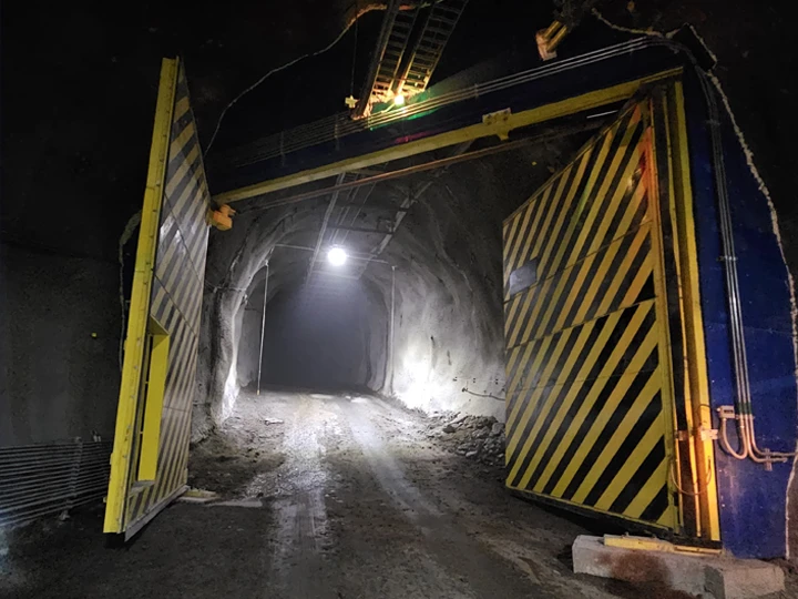 Compuerta de alas opuestas